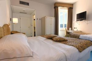 斯波托尔诺贝斯特韦斯特阿瓜诺维拉酒店的酒店客房设有两张床和电视。