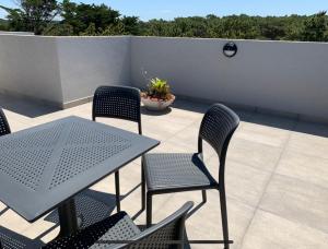 马德拉潘帕斯Casiopea Apart-Spa-Mar的庭院里设有桌椅。