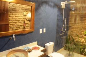 马塞约Zazen Pousada by Santoregano的带淋浴、卫生间和盥洗盆的浴室