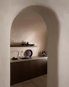 易莫洛林Vora的厨房里的拱门,带水槽