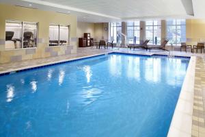 Lyndhurst克利夫兰/林德赫斯特/传统村凯悦嘉轩酒店的在酒店房间的一个大型蓝色游泳池
