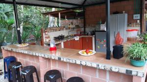 莫科阿Los Balcones Hostal - Caliyaco的厨房配有带一碗水果的柜台