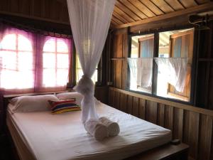 阁遥岛Fisherman Guesthouse的一间卧室配有一张床,上面有两条毛巾