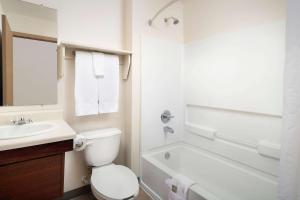 麦迪逊Woodspring Suites Huntsville/ Madison的白色的浴室设有卫生间和水槽。