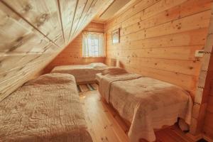 克鲁斯兹考采查奇德拉奇旅馆的小木屋内一间卧室,配有三张床