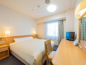 带广带广大露台经济型酒店的酒店客房设有一张大床和一台电视。