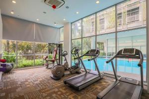 新加坡Thanksgiving Serviced Residence的健身房设有有氧运动器材和游泳池