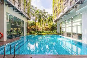 新加坡Thanksgiving Serviced Residence的一座建筑物中央的游泳池