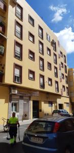 阿尔赫西拉斯Apartamento Junto a El Corte Inglés Algeciras 2的站在建筑物前的人