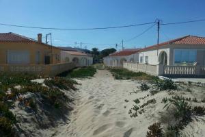 德尼亚Casa a pie de playa en Las Marinas的海滩上一条土路,上面有房屋和房屋