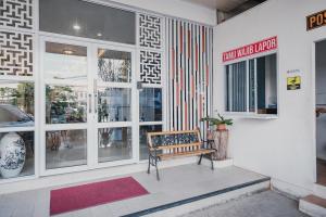 巴淡岛中心RedDoorz Apartment @ Batam Centre 3的商店前有长凳的建筑物