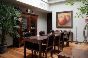 布宜诺斯艾利斯Legado Mitico Buenos Aires的一间设有桌子和苹果画的用餐室