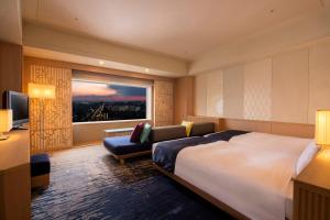 浦安东京湾浦安布莱顿酒店的一间设有大床和窗户的酒店客房