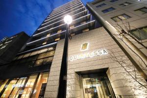 东京Quintessa Hotel Tokyo Ginza的建筑物前的街道灯