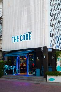 清迈The Core Street By Stay Now - SHA Plus的建筑物一侧有蓝色标志的商店