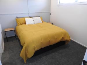 韦斯特波特The Loft Apartments的一间卧室配有一张黄色毯子床