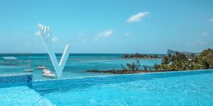 佩雷贝勒Ocean V Hotel的享有海洋和船只景致的游泳池