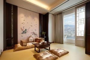首尔首尔喜格尼尔酒店的客厅配有沙发和桌子