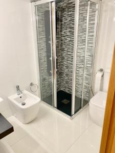 萨拉戈萨Apto Alma Parking GRATIS的带淋浴和盥洗盆的白色浴室