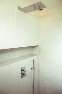 卡西斯Le Canaillou par Dodo-a-Cassis的浴室设有白色瓷砖墙和淋浴。
