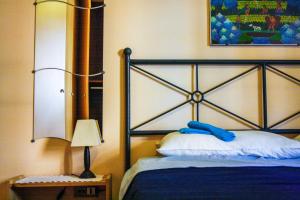 罗马罗马四季住宿加早餐酒店的一间卧室配有一张带蓝色毯子的床