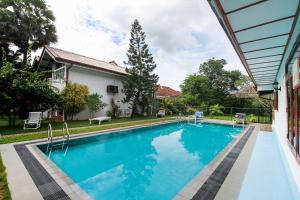 尼甘布Lioni Holidays Villa的房屋前的游泳池