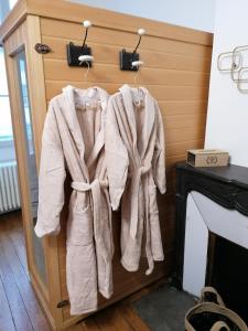 勒布伊Le 43-4 avec sauna privatif的一组毛巾挂在壁炉旁的架子上