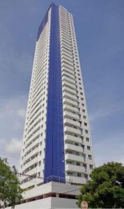 若昂佩索阿Essencial Manaíra的一座高耸的摩天大楼,一座蓝色的建筑