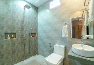 乌库拉斯Koimala Beach Ukulhas的带淋浴、卫生间和盥洗盆的浴室