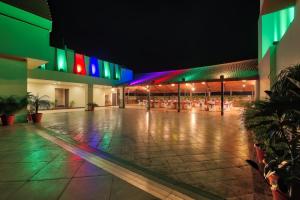 古瓦哈提维士瓦拉塔纳酒店的建筑的侧面有五颜六色的灯光
