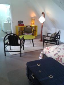 雷斯蒂涅La Récré的一间房间,配有两把椅子和一张桌子及手提箱