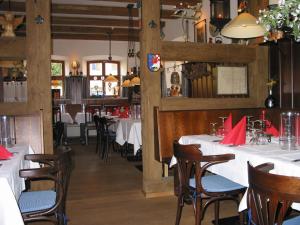 丁克尔斯比尔豪斯阿普尔伯格酒店的餐厅配有白色的桌椅和红色的餐巾