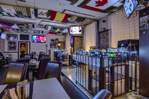 科希策运动旅馆的餐厅设有酒吧,配有桌椅