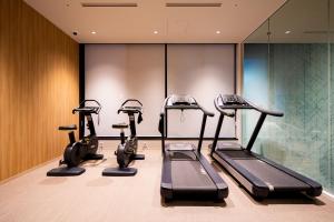 札幌Keio Prelia Hotel Sapporo的一间健身房,内设有氧运动器材