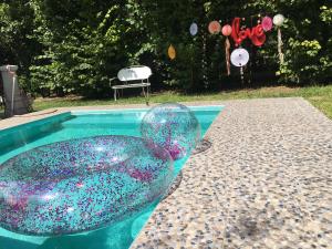 帕利克Casa Bella & Nova的两个玻璃球坐在游泳池的顶部