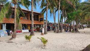 长滩岛竹湾度假酒店/餐厅的一座建筑前的棕榈树海滩