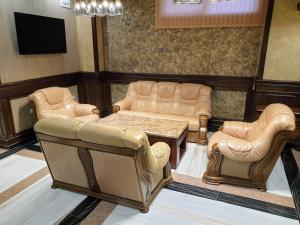 旧扎戈拉Хотел ЦЕНТРАЛ的带沙发和桌椅的等候室