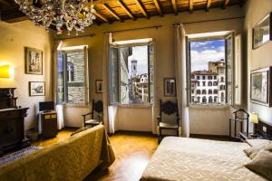 佛罗伦萨索吉奥诺安替卡托里酒店的一间卧室设有一张床和两个大窗户