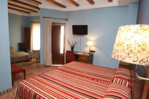 比亚尔法萨那精品酒店的一间卧室设有一张床和一间客厅。