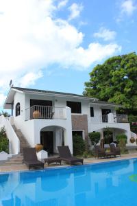博瓦隆森普拉帕蒂斯度假酒店的一座房子前面设有游泳池