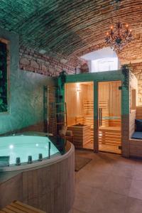 布拉格Sauna Central的客房内的带按摩浴缸的浴室