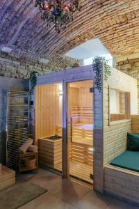 布拉格Sauna Central的一间设有桑拿浴室的客房,内设一张床