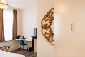 根特La Lys Rooms & Suites的酒店客房设有一张床和一面墙上的镜子
