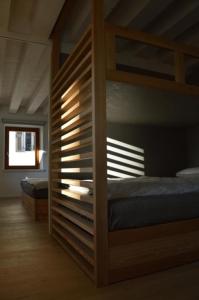 罗韦雷托Dimora Sannicolò - Talento的一间卧室设有两张双层床和一扇窗户。
