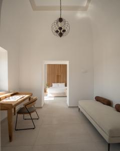 阿克罗蒂里VILLA DI CAPO - Santorini Old Winery Luxury Villas的客厅配有沙发和桌子