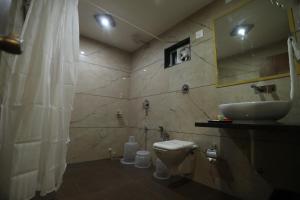 AmreliHOTEL neptune inn的一间带水槽和卫生间的浴室