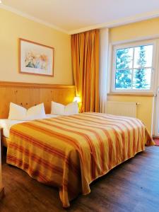 盖洛斯斯伯塔尔姆酒店的酒店客房设有床和窗户。