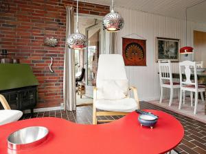 Holiday home Hvide Sande V的休息区