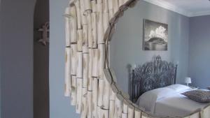利帕里卡坡洛住宿加早餐酒店的一间卧室配有一张带大型圆形镜子的床