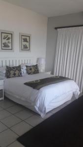 托弗海滩Casa Do Mar Guest House的卧室配有一张大白色床和窗户